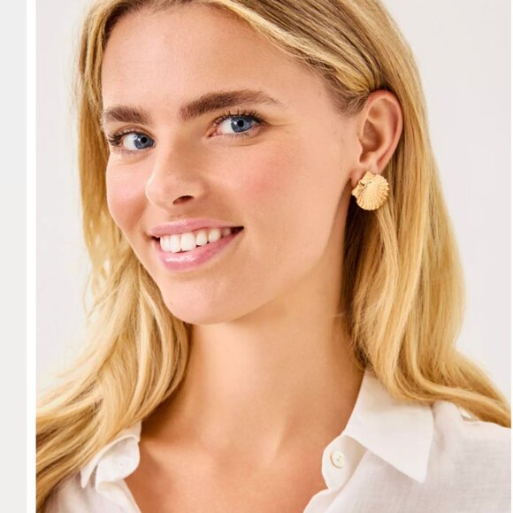 NWT Lilly Pulitzer Shell Stud Earrings - Picture 3 of 3